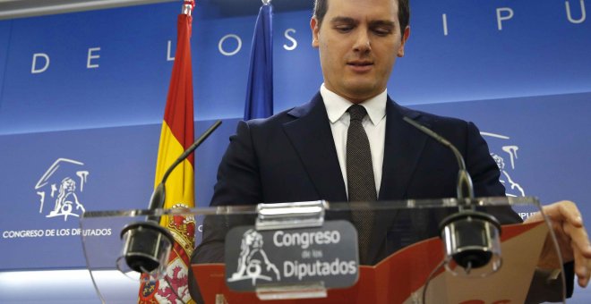 El presidente de Ciudadanos, Albert Rivera, durante la rueda de prensa que ha ofrecido en el Congreso de los Diputados, para hacer balance de un 2017. EFE/ J.P.Gandul