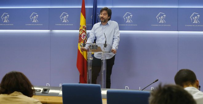 El secretario de Sociedad Civil y Movimiento Popular de Podemos, Rafael Mayoral, durante la rueda de prensa ofrecida en el Congreso de los Diputados para realizar un balance del año 2017. EFE/J.P. Gandul