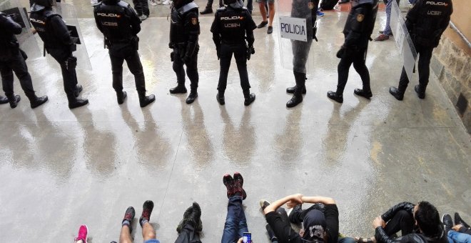 Antidisturbios durante el referéndum del 1-O./EUROPA PRESS