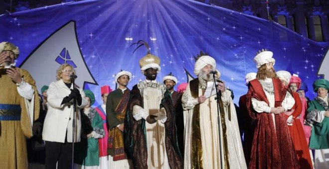 Manuela Carmena recibe a los Reyes Magos a su llegada a Cibeles. EFE/Archivo