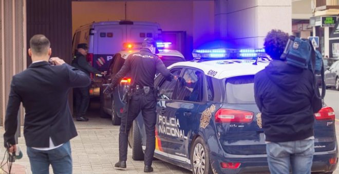 Llegada a los juzgados de Sevilla del furgón policial con el padre detenido por sustracción de menores, al no entregar a sus hijos de 9 y 10 años el pasado sábado en un punto de encuentro de Granada, y que ha pasado esta mañana a disposición judicial.EFE/