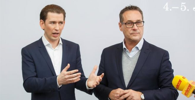 El canciller federal de Austria, Sebastian Kurz (i), y el líder del ultraderechista Partido Liberal de Austria (FPÖ), Heinz-Christian Strache (d), ofrecen una rueda de prensa en Estiria (Austria) hoy, 4 de enero de 2017, tras la primera reunión del año Ej