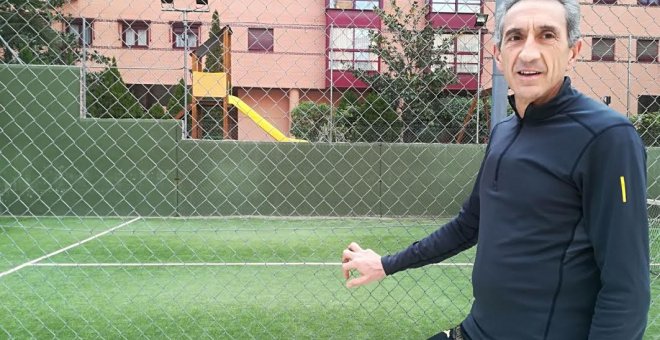 Gabriel Rodríguez Osorio frente a unas pistas de Padel./Público