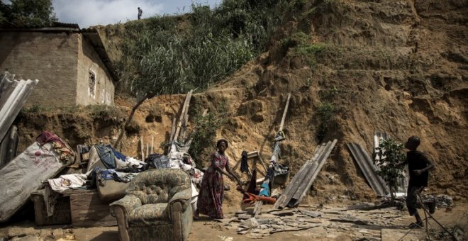 Una mujer observa los desperfectos del temporal que ha azotado la ciudad de Kinshasa en la República Democrática del Congo./AFP