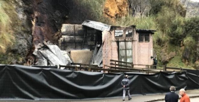 La instalación que albergaba a las jiráfas de Cabárceno, tras el incendio. 112