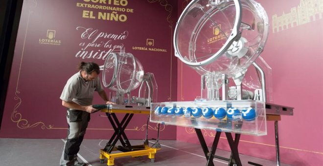 Descarga e instalación de los bombos del Sorteo Extraordinario del Niño, que se celebra en el Centro de Congresos y Exposiciones "Lienzo Norte" de Ávila. EFE/ Raúl Sanchidrián