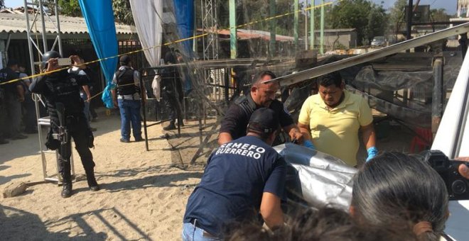 Policías trasladan uno de los cuerpos de los fallecidos en Acapulco. EFE