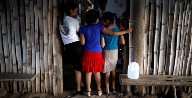 Tres niñas salvadoreñas, en un pueblo de El Salvador hace unos días. REUTERS/José Cabezas