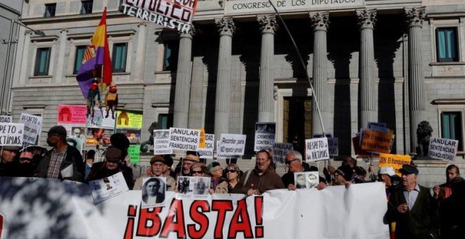 Concentración a las puertas del Congreso de los Diputados convocada por el Encuentro Estatal de Colectivos de Memoria Histórica y Víctimas del Franquismo para denunciar la impunidad del franquismo. - FERNANDO ALVARADO (EFE)