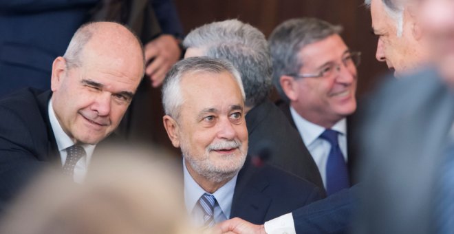 Los expresidentes andaluces Manuel Chaves y José Antonio Griñán saludan al exconsejero de Empleo, José Antonio Viera, en la sala la Audiencia Provincial de Sevilla donde se celebra el juicio por la pieza política del caso ERE. EFE/Raúl Caro