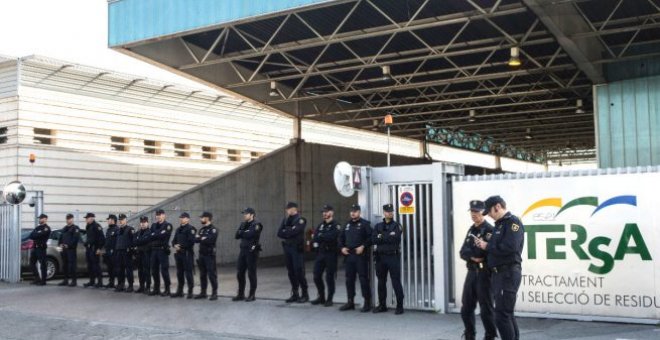 Agentes de la Policía Nacional en la incineradora de Sant Adrià de Besòs (Barcelona). EFE/Archivo