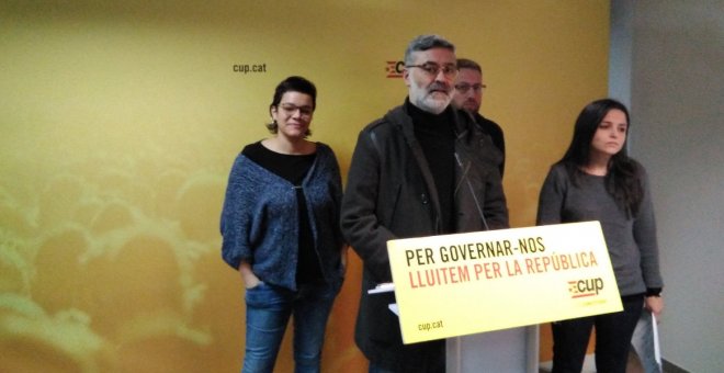 El cap de llista de la CUP el 21D, Carles Riera, en roda de premsa a la seu del partit aquest dimecres, amb els diputats electes Natàlia Sànchez, Vidal Aragonés i Maria Sirvent. / CUP