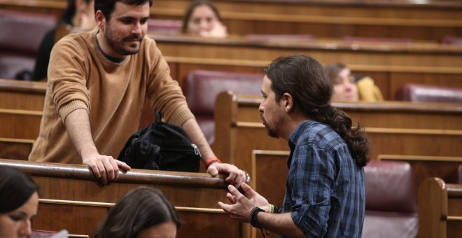 Alberto Garzón y Pablo Iglesias en el pleno en el Congreso. EUROPA PRESS