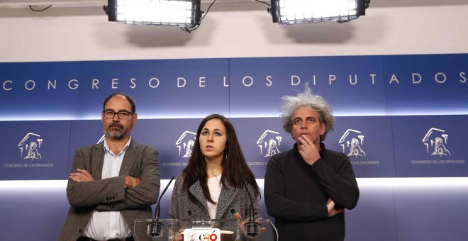 La diputada de Unidos Podemos, Ione Belarra, junto a sus compañeros de formación, Alberto Montero y Marcelo Expósito, ofrece declaraciones a los medios en relación a los incidentes ocurridos en la cárcel de Archidona durante las últimas semanas. EFE/ Chem