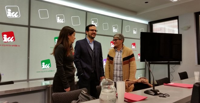 El coordinador federal de IU, Alberto Garzón, con Sira Rego, Nuria Lozano, antes del inicio de la dirección de la formación. E.P.