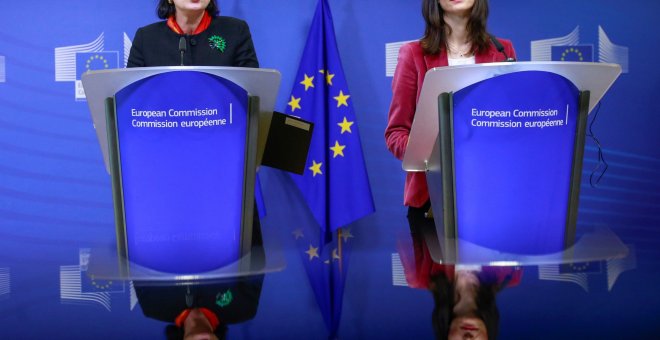 La comisaria europea de Economía y Sociedad Digital, Mariya Gabriel (d), y Madeleine de Cock Buning (i), de la Universidad de Utretch, ofrecen una rueda de prensa en Bruselas (Bélgica) hoy, 15 de enero de 2018. Buning preside el nuevo Grupo de Alto Nivel