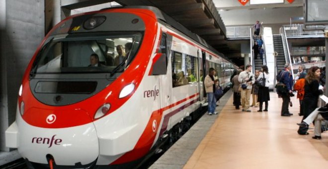 Un tren de Cercanías estacionado en Atocha.- EFE