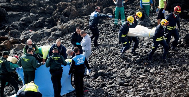 Efectivos policiales en la playa Bastián de Costa Teguise, en lanzarote,  donde siete inmigrantes magrebíes han fallecido y otros dos se encuentran en estado crítico tras encallar una patera. EFE/ Javier Fuentes