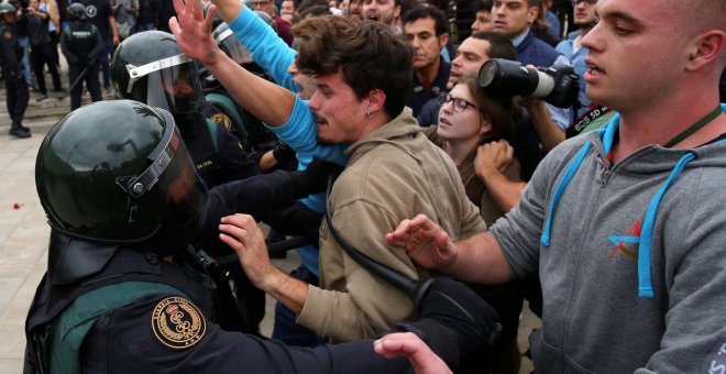 Cargas policiales durante el 1-O. REUTERS