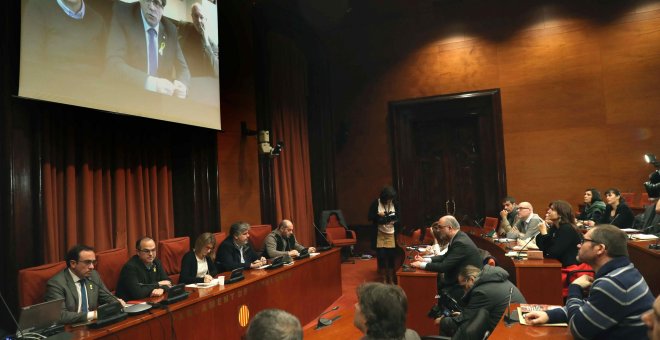 Carles Puigdemont, Clara Pontasí y Lluís Puig, participan telemáticamente desde Bruselas en la reunión celebrada en el Parlament por el grupo parlamentario de Junts per Catalunya, presidida por Josep Rull, Jordi Turull, Elsa Artadi, Lluís Batet y LLuís Gu