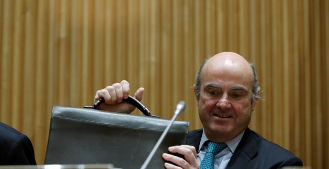 El ministro de Economía, Industria y Competitividad, Luis de Guindos, momentos antes de comparecer en la Comisión de investigación de la crisis financiera y rescate bancario, celebrada el martes en el Congreso de los Diputados de Madrid. EFE/ Emilio Nara