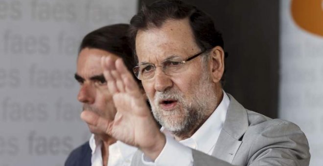 El presidente del Gobierno y del PP, Mariano Rajoy, con su antecesor, José María Aznar, en una imagen de archivo. REUTERS