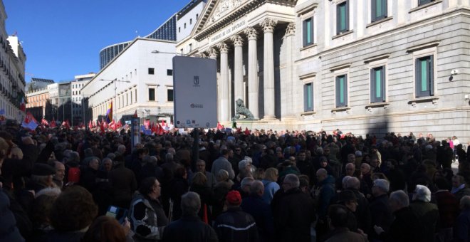 Cientos de jubilados se han concentrado este jueves a las puertas del Congreso. /TWITTER