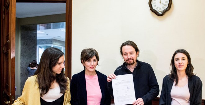 De izquierda a derecha: Ione Belarra, Yolanda Díaz, Pablo Iglesias e Irene Montero, en el Registro del Congreso, para< entregar su  Proposición no de Ley para instar al Gobierno a celebrar un debate de estado de la Nación.EFE/Podemos/ Dani Gago