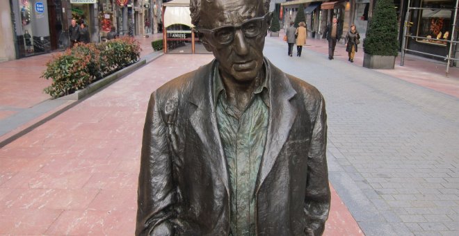 La estatua de Wody Allen presente en el centro de Oviedo desde el año 2002. EUROPA PRESS