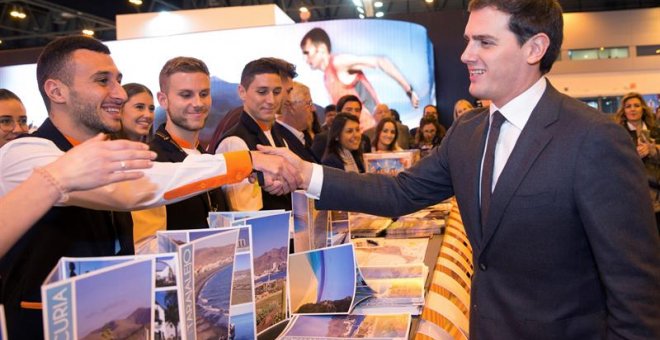 El líder de Ciudadanos, Albert Rivera, durante su visita ayer a la Feria Internacional de Turismo (FITUR). /EFE