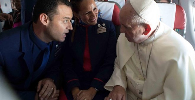 El Papa casa a dos tripulantes en pleno vuelo.