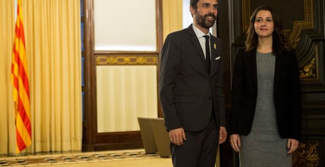 La representante de Ciutadans, Inés Arrimadas (d), con el presidente del Parlament, Roger Torrent, tras la reunión que han mantenido. /EFE