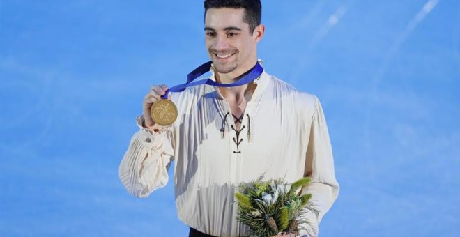 El patinador español Javier Fernández celebra la medalla de oro conseguida en la competición individual masculina del Campeonato de Europa de Patinaje Artístico en Moscú. | YURI KOCHETKOV (EFE)