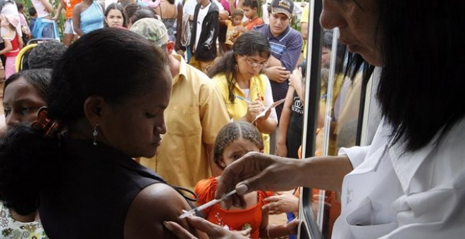 Una médica poniendo una inyección a una paciente en Brasil. REUTERS