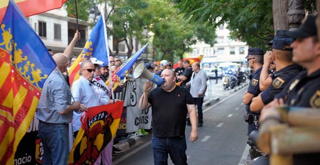 Pere Vicent con su megáfono en una concentración contra un coloquio sobre el derecho a decidir en Valencia el 25 de octubre en la Societat Coral El Micalet.