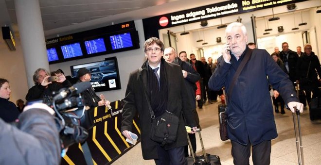 El expresident Carles Puigdemont a su llegada al aeropuerto de Copenhague. - EFE