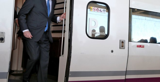 El presidente del Gobierno Mariano Rajoy, baja del tren en la estación Joaquín Sorolla de València, antes de su salida hacia Castellón para presidir el acto inaugural de la línea de AVE entre València y Castellón. EFE/Manuel Bruque