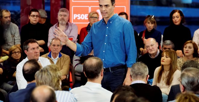 El secretario general del PSOE, Pedro Sánchez, junto con la secretaria general del PSOE de Sevilla, Verónica Pérez, durante la asamblea abierta a militantes y simpatizantes del partido en Sevilla. EFE/ Pepo Herrera