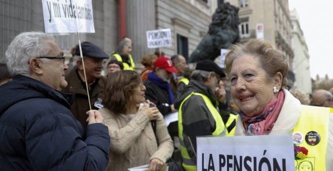 Concentración en defenesa de las pensiones en las escalinatas del Congreso de los Diputados. EFE