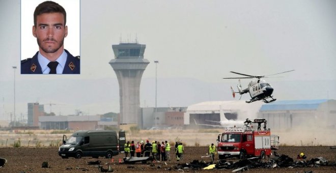 Los restos del F-18 del teniente Fernando Pérez, que se estrelló en la maniobra de despegue, en el base aérea de Torrejón (Madrid). EFE