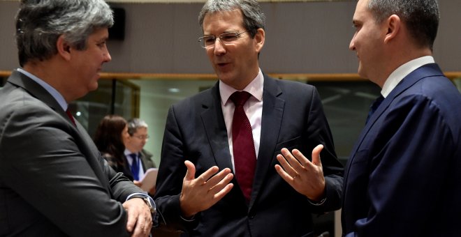 El ministro de Finanzas portugúes, Mario Centeno, conversa  con sus colegas austriáco, Hartwig Loeger, y búlgaro, Vladislav Goranov, antes de la reunión del Ecofin en Bruselas. REUTERS/Eric Vidal