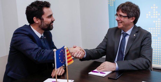 Carles Puigdemont con el president del Parlament, Roger Torrent, en su encuentro en Bruselas de este miércoles. REUTERS/Yves Herman