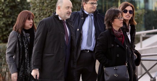 El exvicesecretario del PPCV David Serra (i) y la exgerente de la misma formación Cristina Ibáñez (2d) a su llegada hoy a la Audiencia Nacional que reanuda el juicio por la supuesta financiación irregular del PP de Valencia con las declaraciones de más ac