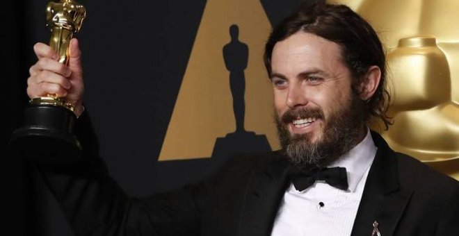 Casey Affleck, con el Óscar que ganó el año pasado. REUTERS