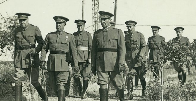 Imagen que ilustra la portada del libro 'El primer asesinato de Franco' de Ángel Viñas, donde se ve al general (primer plano, centro de la foto) y a Balmes junto a él (primer plano, derecha de la foto) en Las Palmas en mayo de 1936. / Fotografía del archi