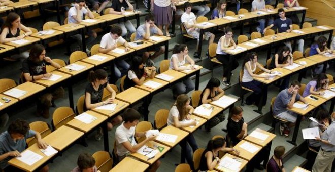 Momentos previos a la realización de un examen en un aula universitaria. EFE