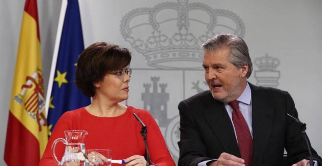 La vicepresidenta del Gobierno, Soraya Sáenz de Santamaría, y el portavoz del Ejecutivo, Íñigo Méndez de Vigo, durante la rueda de prensa posterior a la reunión del Consejo de Ministros. | MARISCAL (EFE)