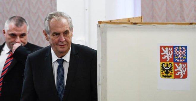 El presidente y candidato a las presidenciales checas, Milos Zeman, vota en Praga. / EFE