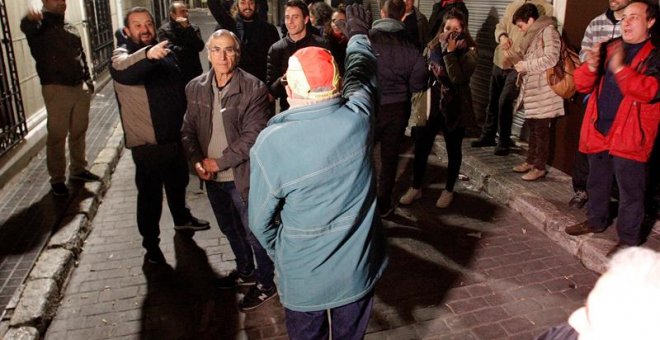 Un defensor de la cruz, brazo en alto, se enfrenta a un grupo de detractores de que el monumento permaneciera en su sitio./EFE