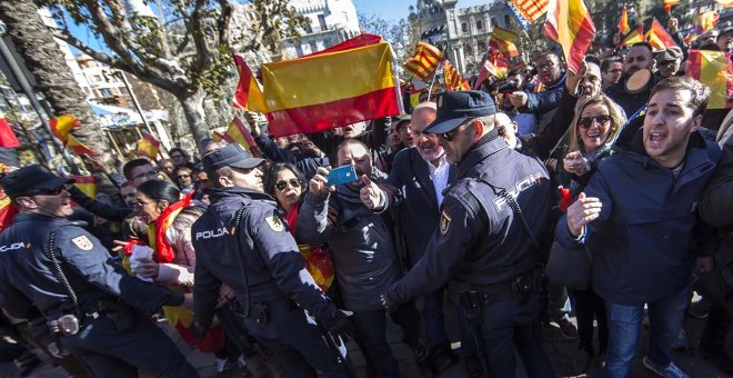 Pere Vicent con su móvil junto a Jose Luis Roberto en un concentración ultra contra las Magas Republicanas de Valencia